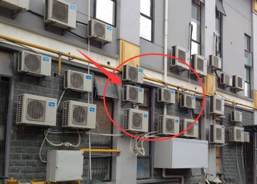 一旦发现工人这样安装空调室外机，马上让他停工，否则后悔的是你！